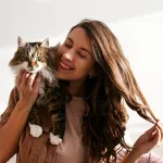 Votre chat vous mordille les cheveux ? Voici ce que cela signifie vraiment