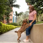 Votre chien saute sur tout le monde ? Voici comment lui apprendre à rester calme
