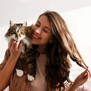 Votre chat vous mordille les cheveux ? Voici ce que cela signifie vraiment